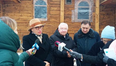 Kończy się renowacja drewnianego kościoła na kieleckim Białogonie