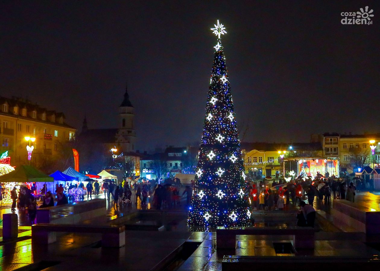 Mikołaj i Świąteczna Choinka na Ostrowieckim Rynku - ZDJĘCIA