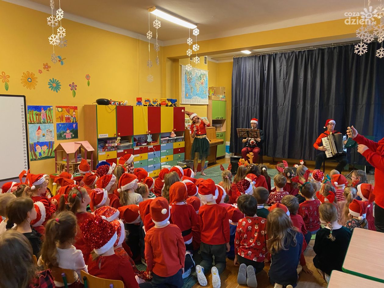 Dzieci czekają na prezenty od świętego Mikołaja