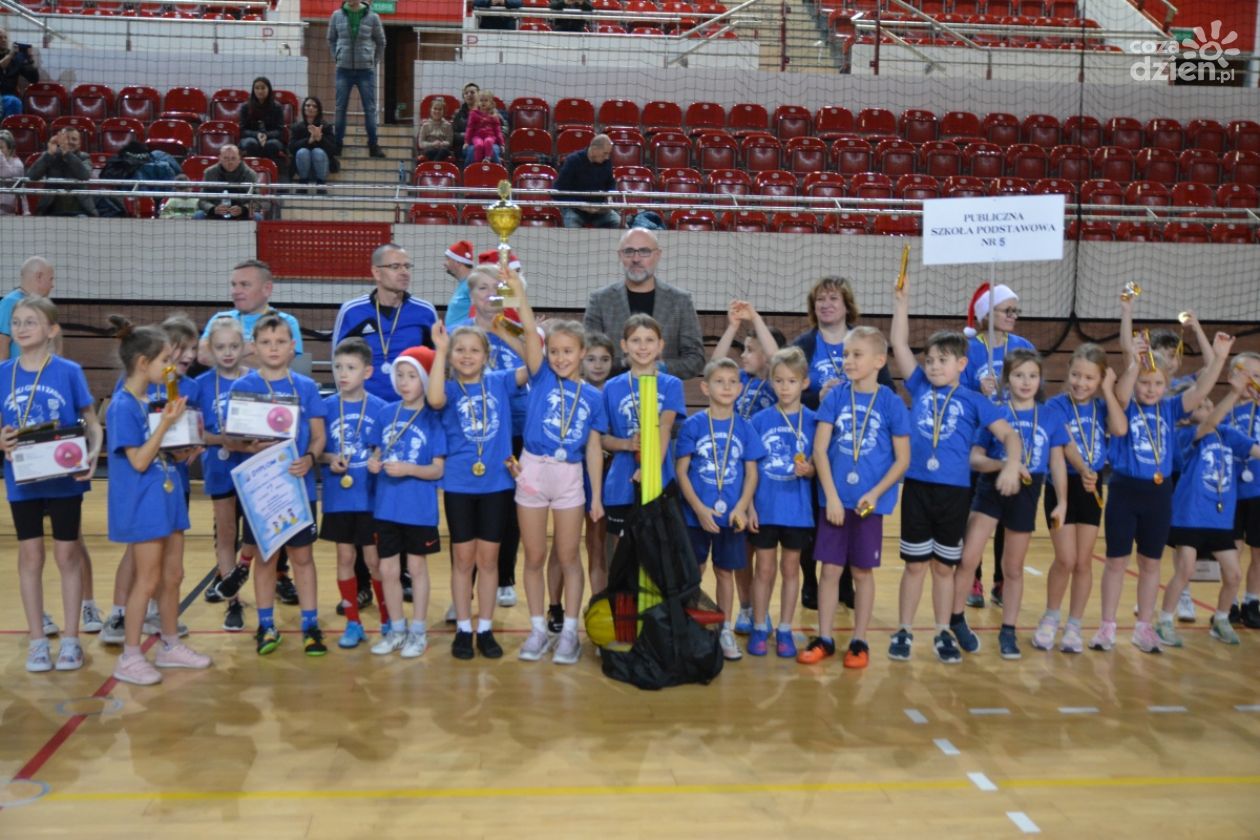 Piątka zwyciężyła w Turnieju Gier i Zabaw
