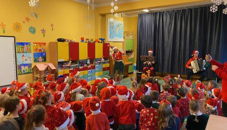 Dzieci czekają na prezenty od świętego Mikołaja