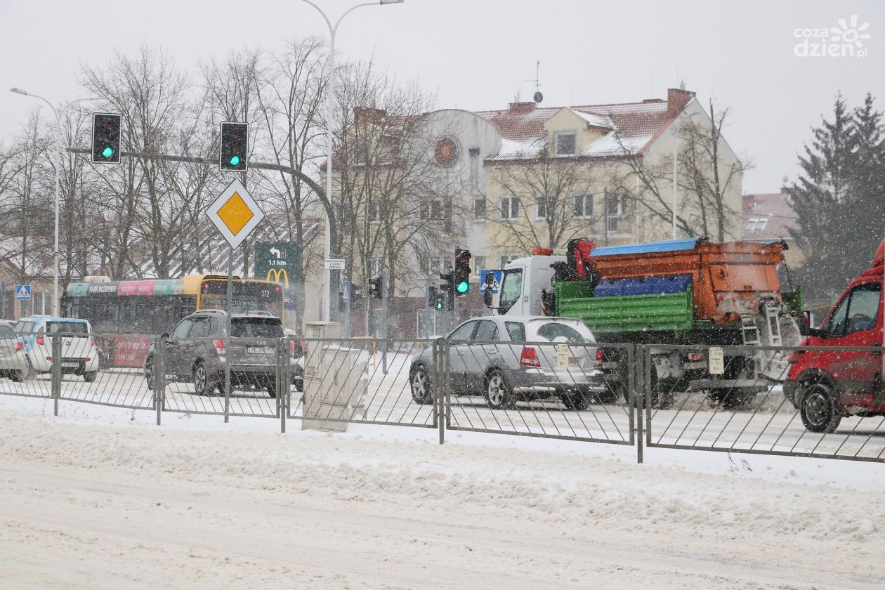 Brygida zaatakowała śniegiem. W Kielcach trudna sytuacja na drogach.
