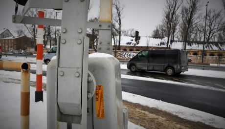 Żółte naklejki na przejazdach kolejowych mogą ratować życie