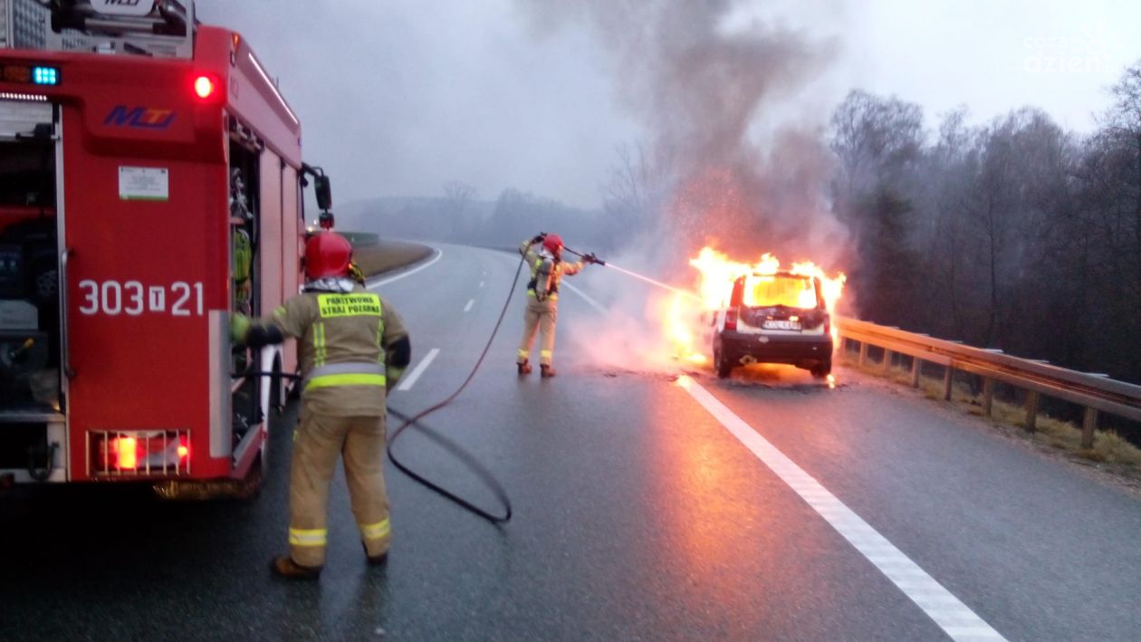 Pożar auta na S7 przed węzłem Kielce - Południe