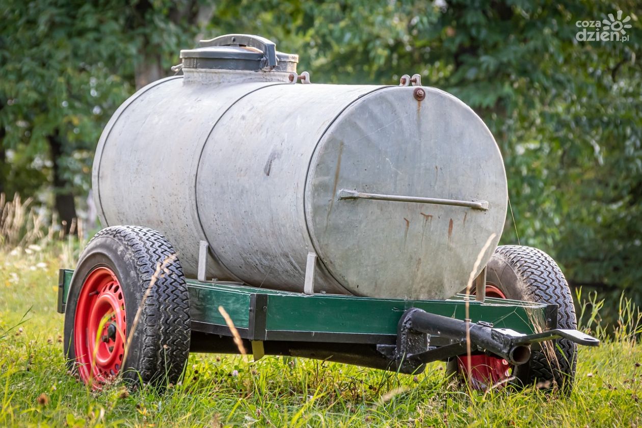 Wylewanie szamba na działkę jest karalne