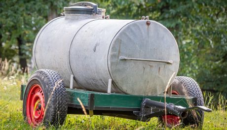 Wylewanie szamba na działkę jest karalne