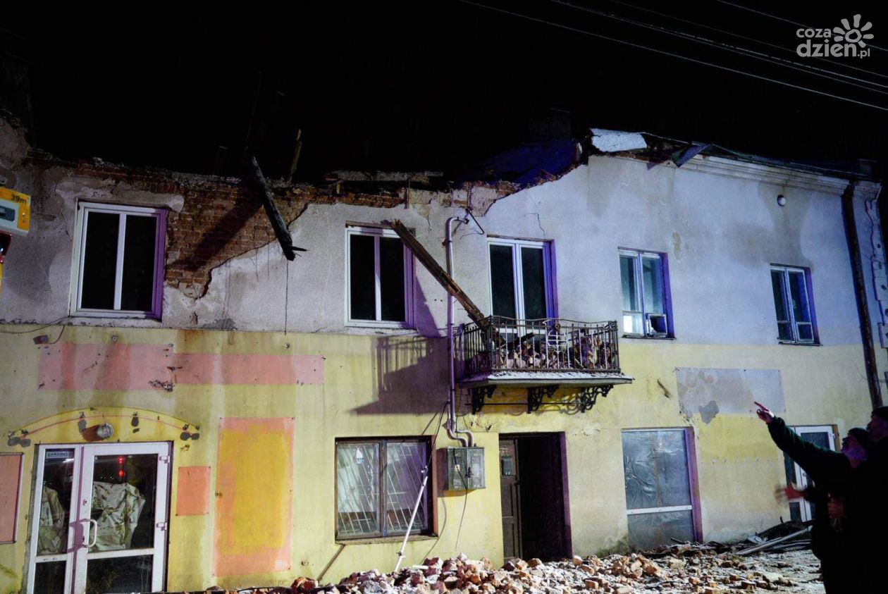 W Ostrowcu zawalił się dach na nieużytkowanym  domu