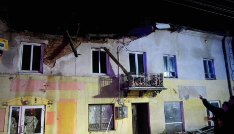 W Ostrowcu zawalił się dach na nieużytkowanym  domu