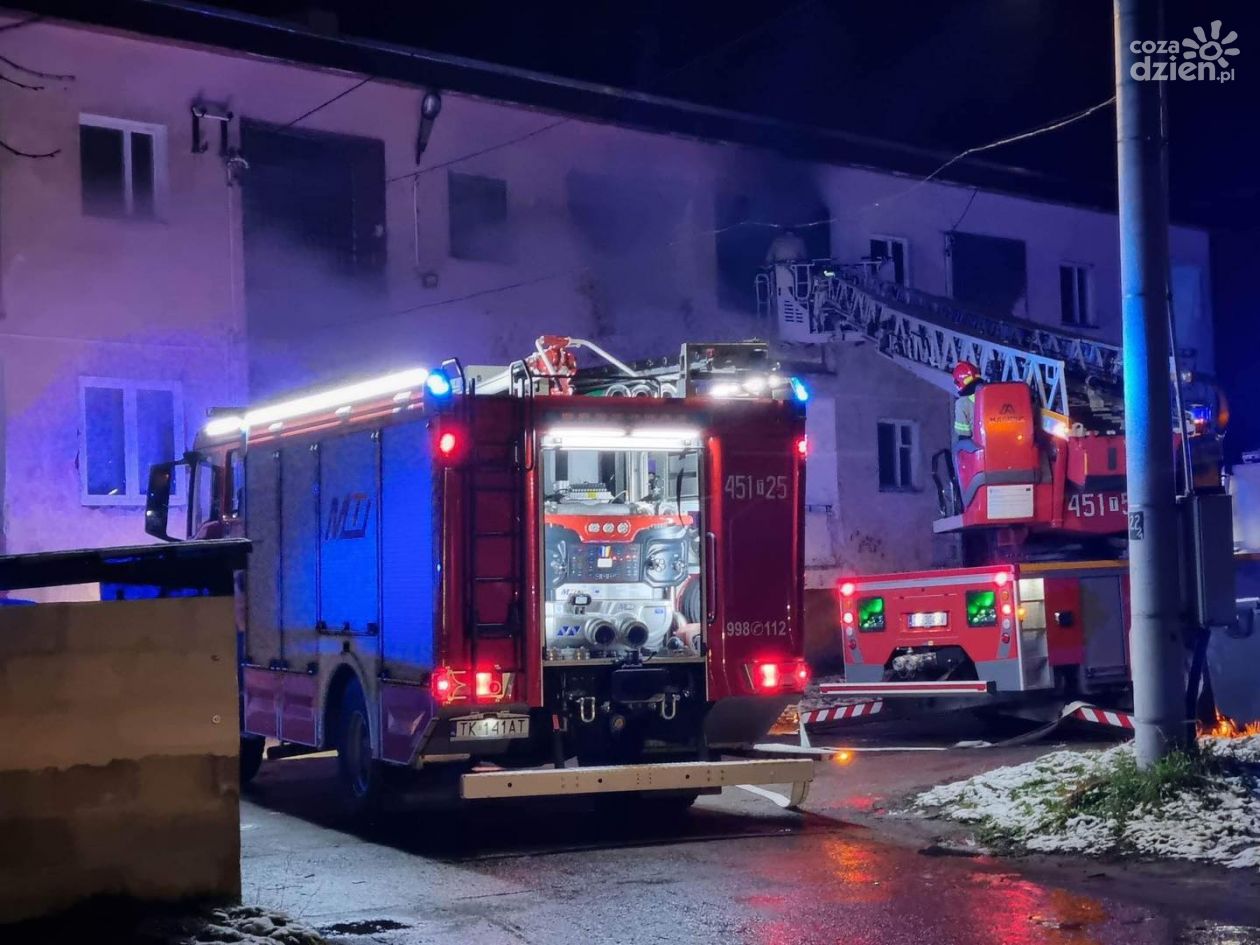 Mieszkańcy palącego się mieszkania ewakuowani przy pomocy drabiny strażackiej 