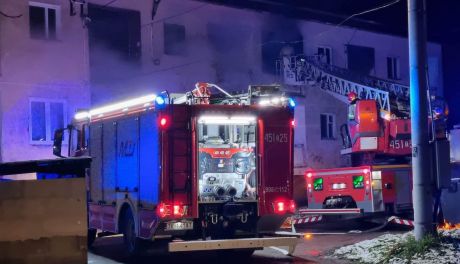 Mieszkańcy palącego się mieszkania ewakuowani przy pomocy drabiny strażackiej 