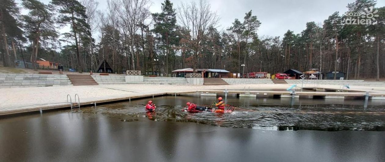 Lodowe ćwiczenia strażaków na zalewie w Golejowie