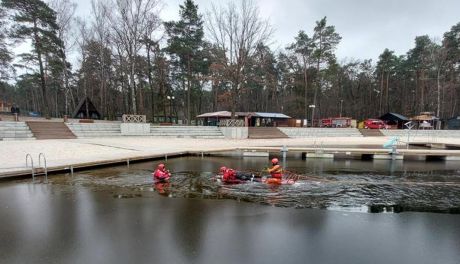 Lodowe ćwiczenia strażaków na zalewie w Golejowie