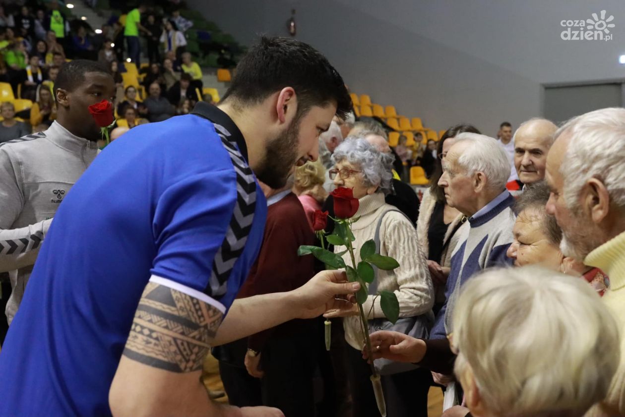 Piłkarze ręczni Industria Kielce zaprosili honorowych gości na mecz. Były kwiaty