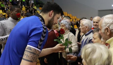 Piłkarze ręczni Industria Kielce zaprosili honorowych gości na mecz. Były kwiaty