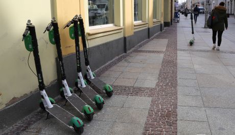 Na ulicach Kielc już stoją hulajnogi, na rower poczekamy