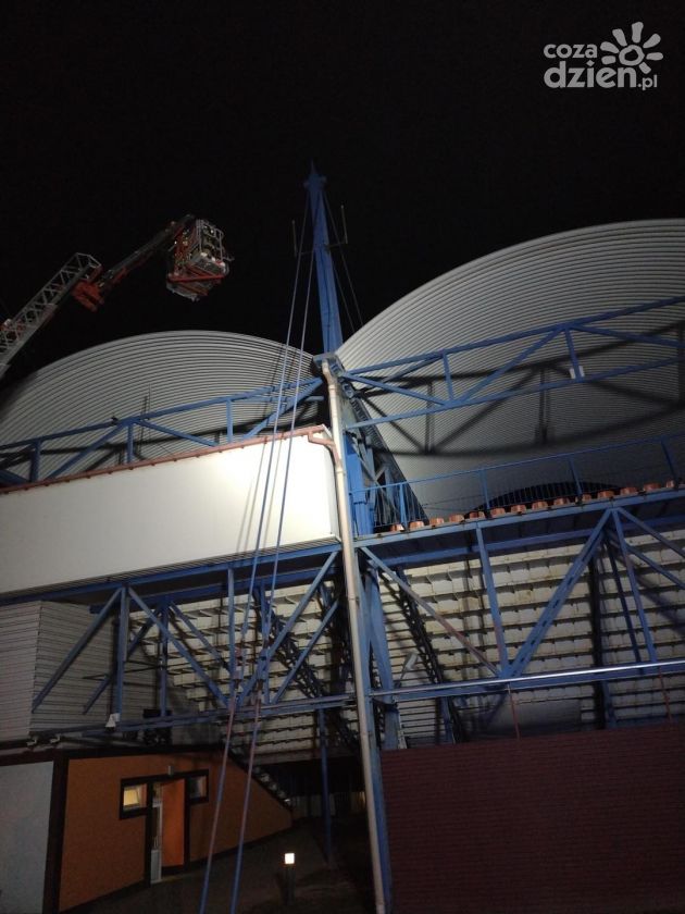 Strażacy zdejmowali dron z dachu stadionu