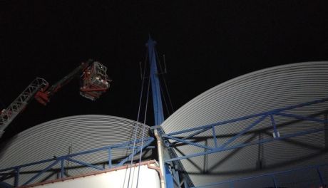 Strażacy zdejmowali dron z dachu stadionu