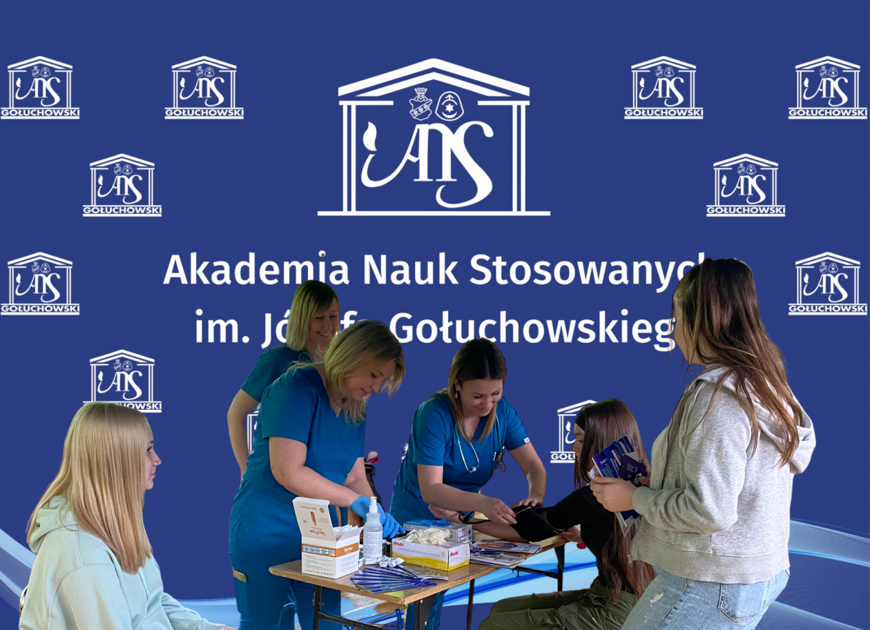 Poziom cukru we krwi, pomiar ciśnienia i pokaz pierwszej pomocy na Targach Edukacji i Biznesu w Starachowicach