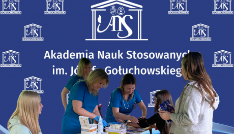 Poziom cukru we krwi, pomiar ciśnienia i pokaz pierwszej pomocy na Targach Edukacji i Biznesu w Starachowicach