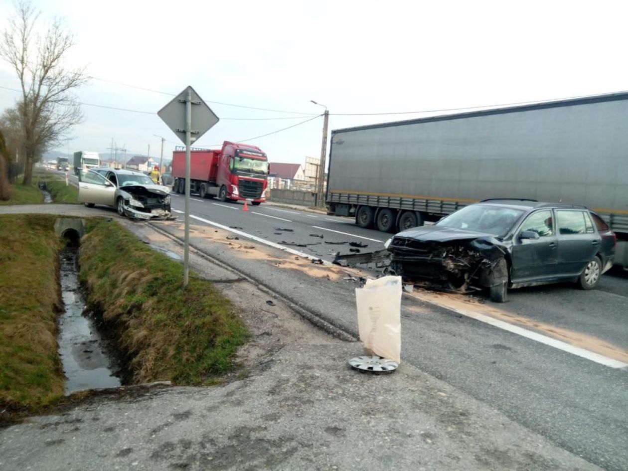 Zderzenie dwóch aut w Kostomłotach. Droga zablokowana