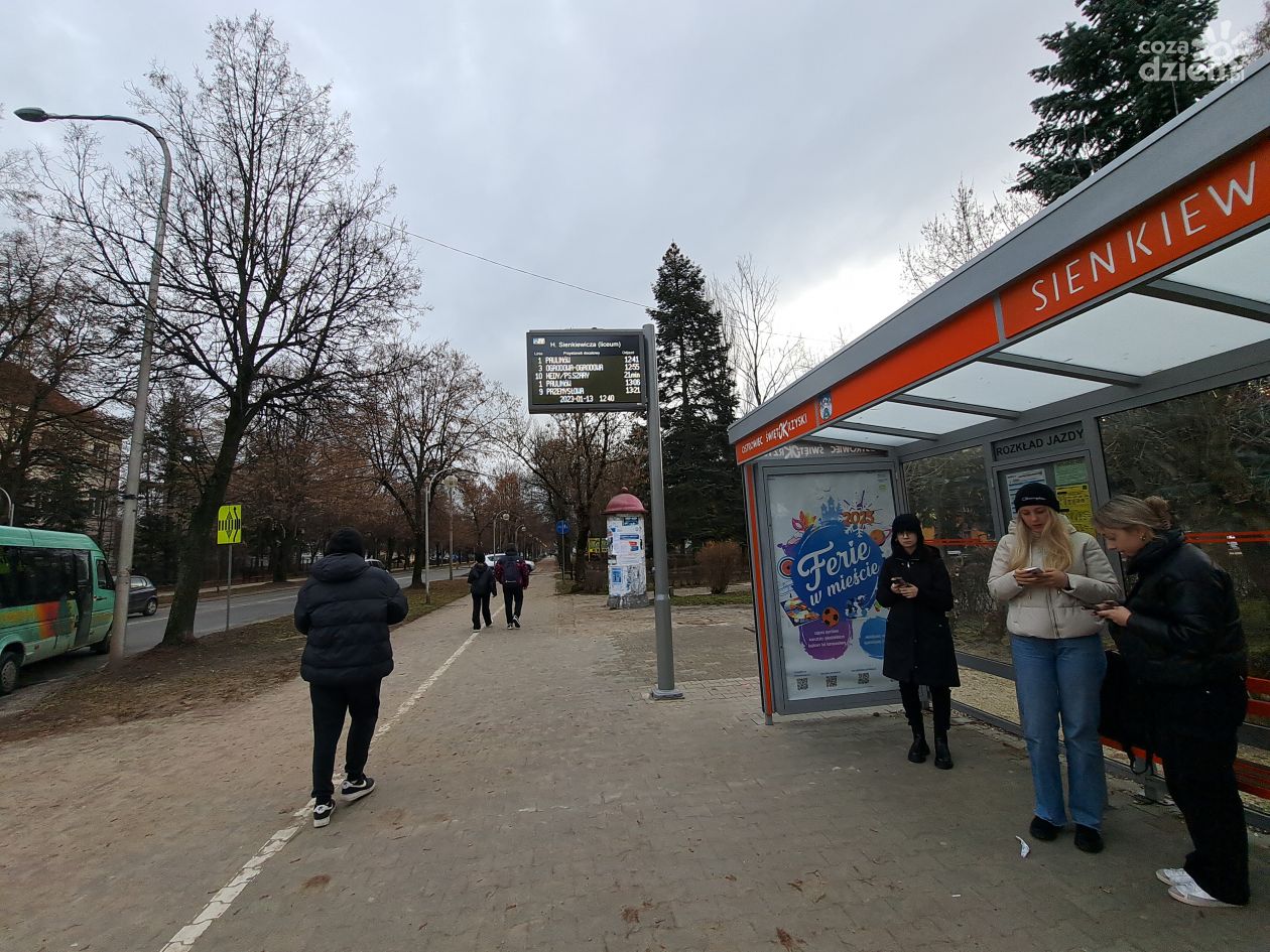 Autobusy MZK w Ostrowcu kursują wg świątecznych  rozkładów jazdy 