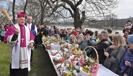 Biskup poświęcił pokarmy przed Dworkiem Stefana Żeromskiego