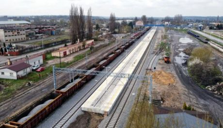 Nowy peron w Ostrowcu. Remont ułatwi podróżowanie 