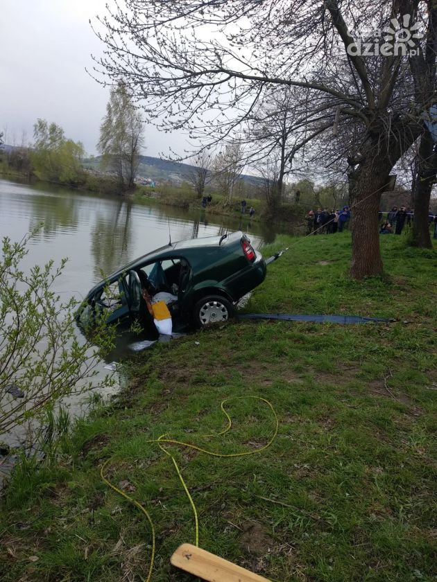W Sieradowicach auto wpadło do wody, z środka wydobyto mężczyznę