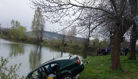 W Sieradowicach auto wpadło do wody, z środka wydobyto mężczyznę
