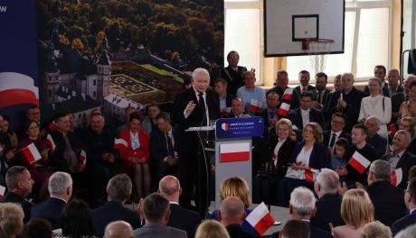 Bez oponentów i dziennikarzy. Jarosław Kaczyński odwiedził Piekoszów