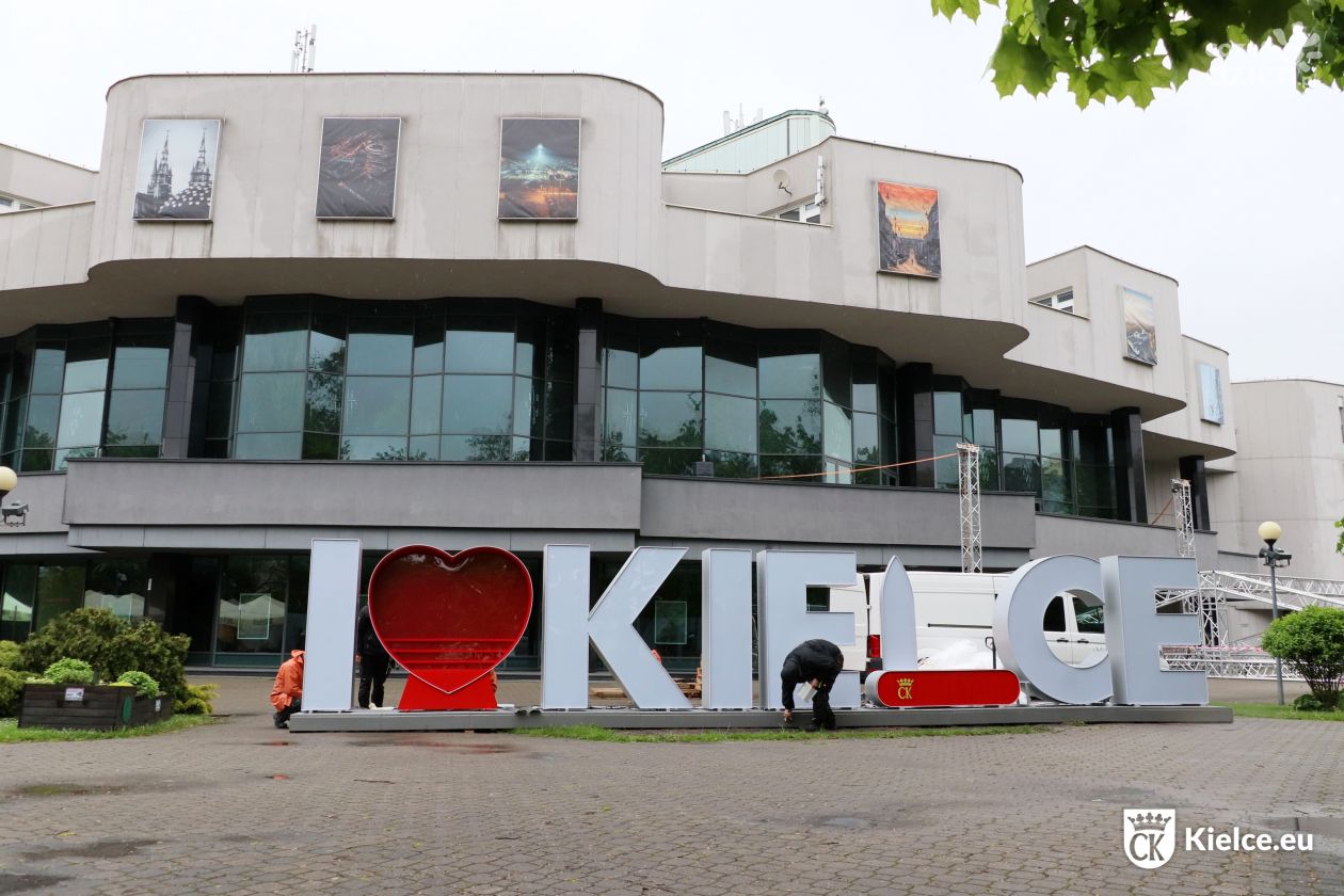 Napis „I ❤ Kielce” stanął przy KCK. Wkrótce oficjalne odsłonięcie