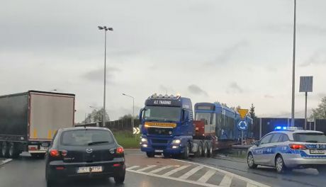 "Tramwaj" utknął na rondzie w Cedzynie
