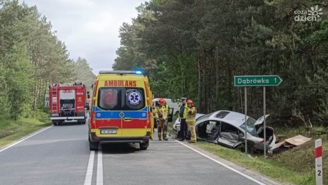 Trzy osoby zakleszczyły się w pojeździe. DK79 całkowicie zablokowana