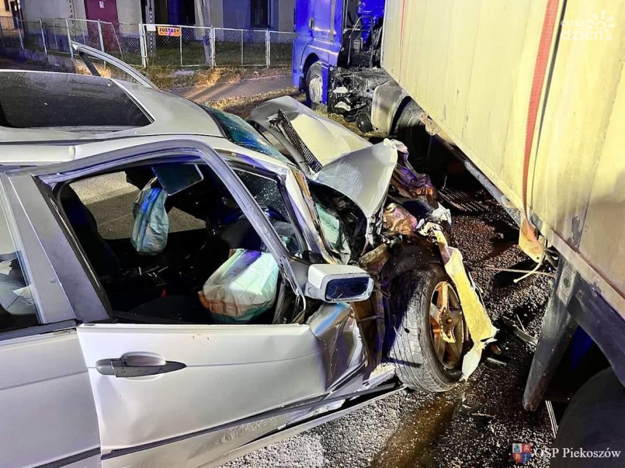 30-latek kierujący BMW zderzył się z Tirem