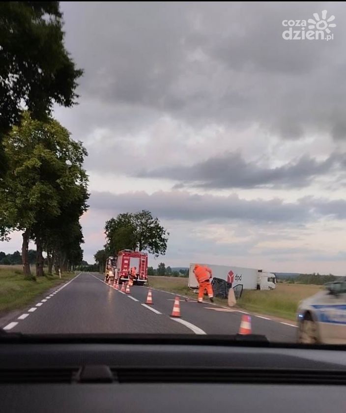 Ciężarówka wjechała w zaparkowanego busa