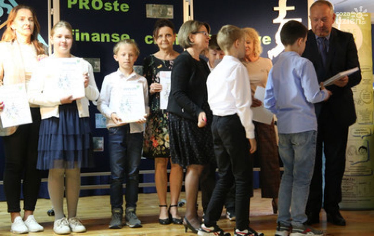 Najlepsi matematycy i przyszli bankowcy są w PSP nr 14 w Ostrowcu  