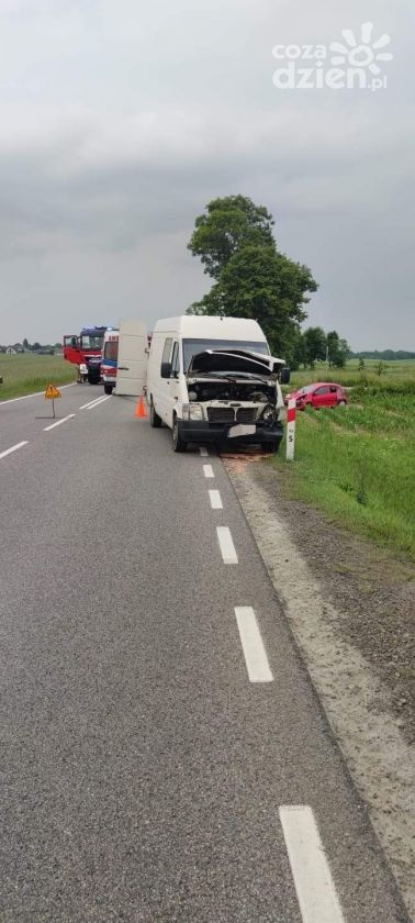 Zablokowana Droga Krajowa 74 w Nieskurzowie. Zderzyła się osobówka z busem