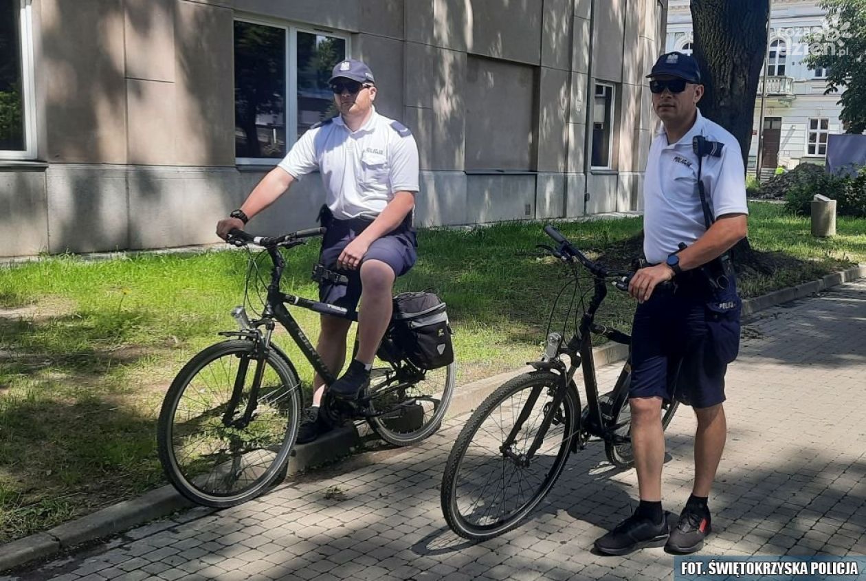 Policjanci na rowerach kontrolują miasto