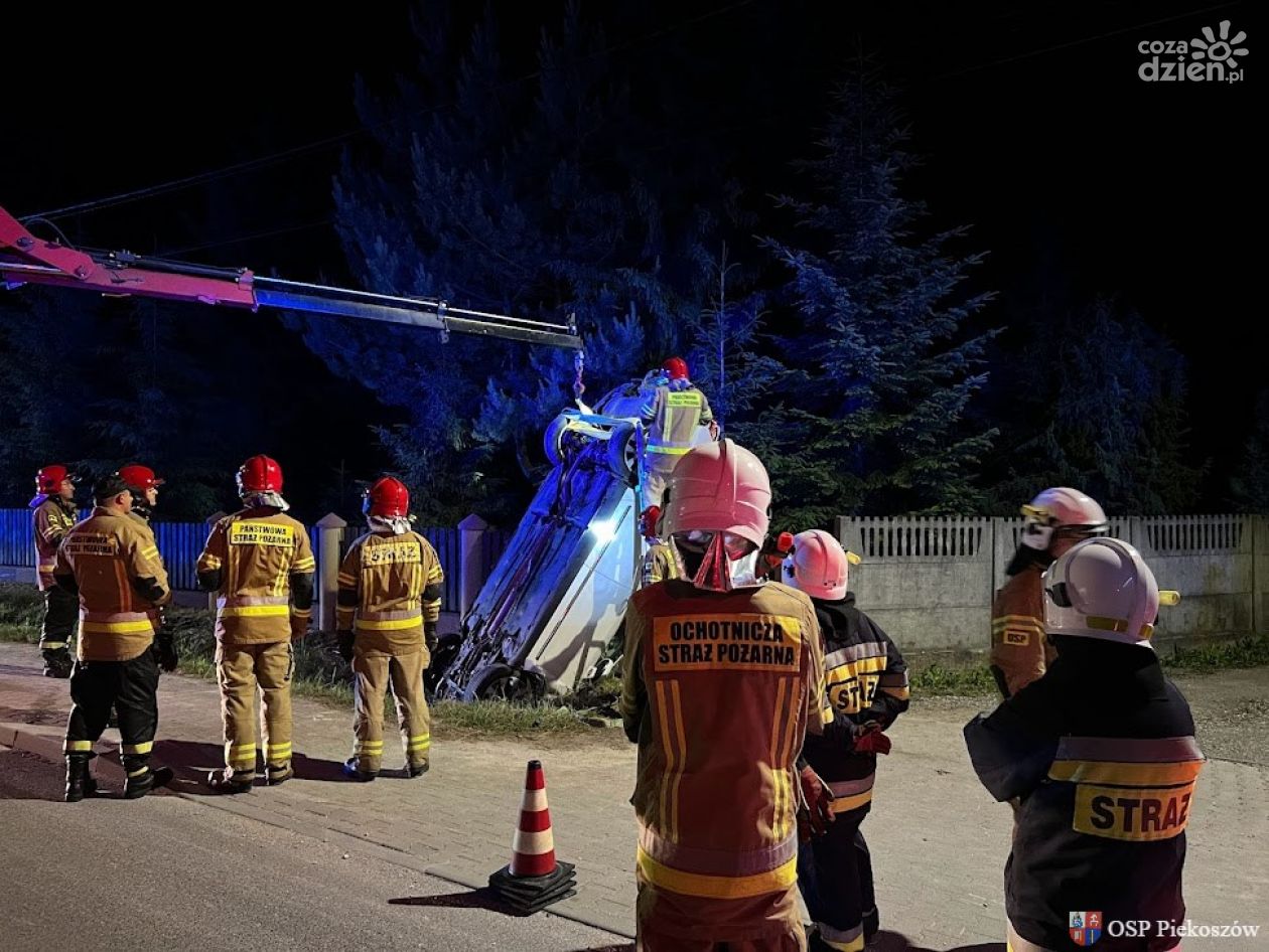 Wypadek z dachowaniem w Jaworzni. 33-letni kierowca w szpitalu.
