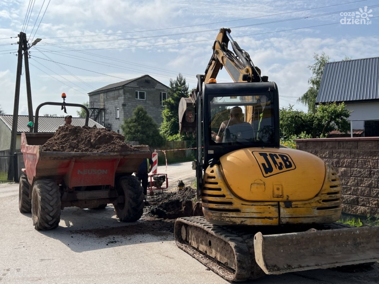 Przy  ulicy Zelejowej w Chęcinach trwają prace związane z budową kanalizacji