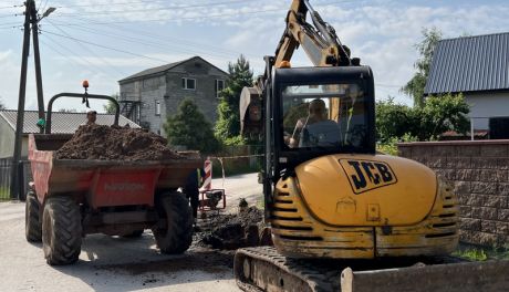 Przy  ulicy Zelejowej w Chęcinach trwają prace związane z budową kanalizacji