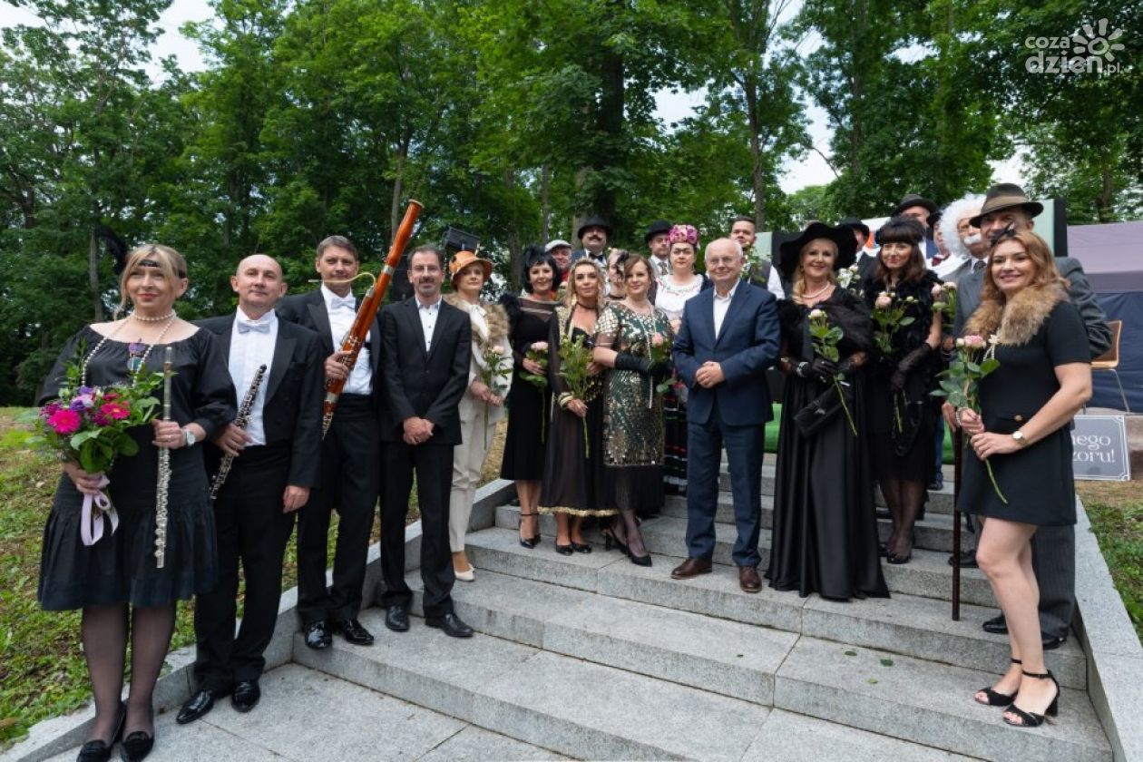 Zachwycające Parkowe Nuty Wieczorową Porą w klimacie lat dwudziestych