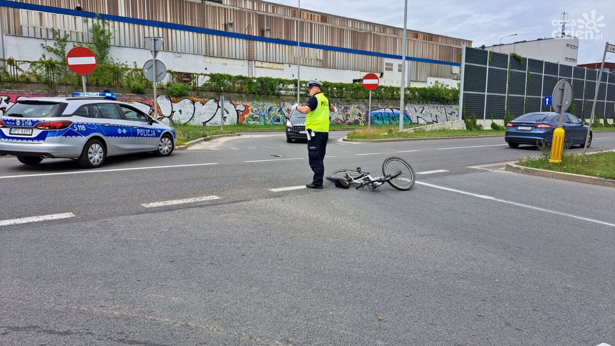 Kobieta potrąciła rowerzystę na pasach, są utrudnienia