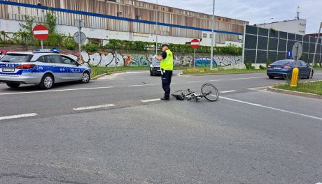 Kobieta potrąciła rowerzystę na pasach, są utrudnienia