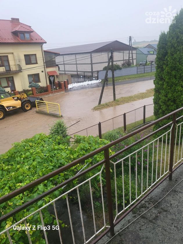 Nawałnica deszczu zalewała posesje w powiecie ostrowieckim 