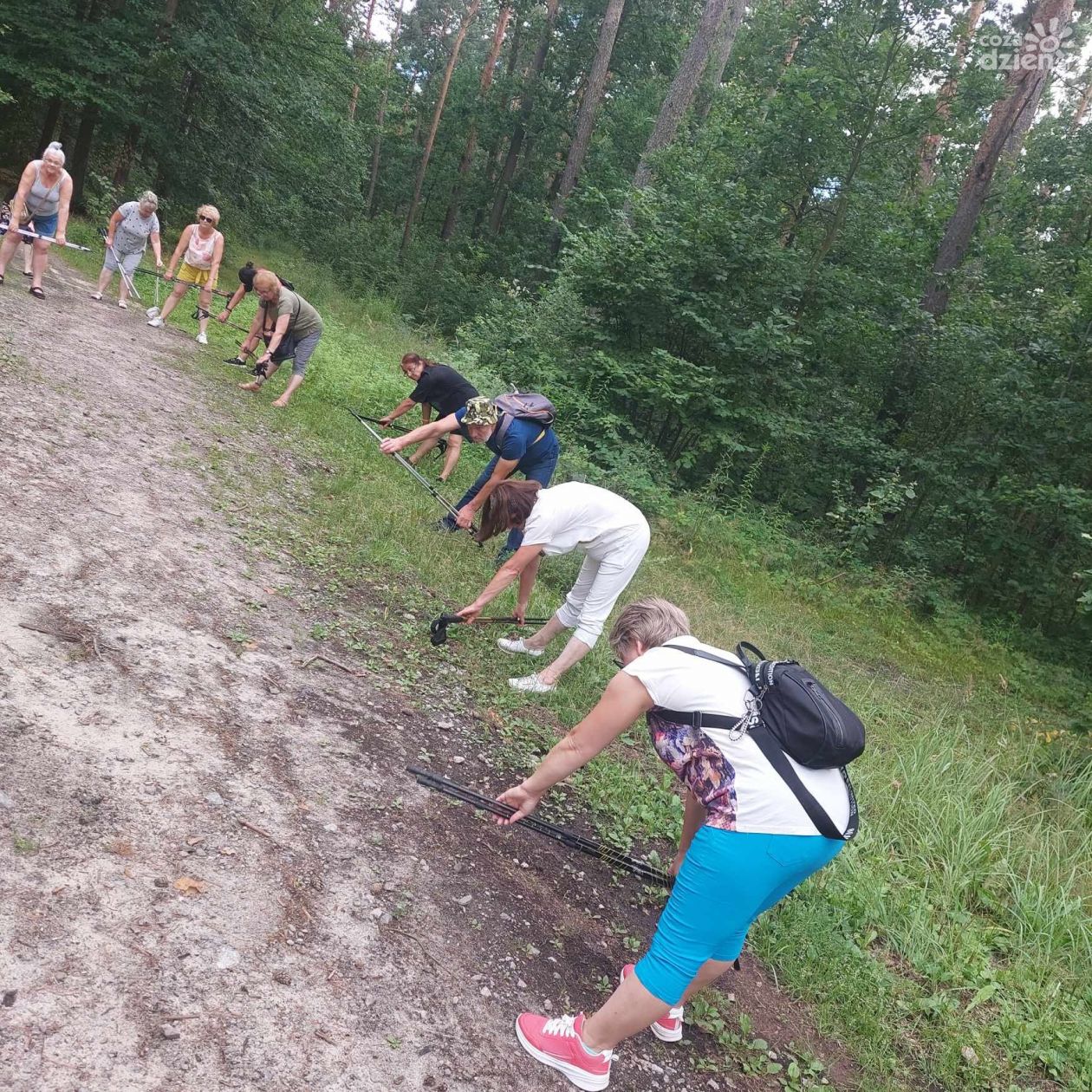 Aktywni seniorzy ćwiczą na Gutwinie 