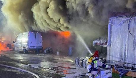 7 samochodów uległo spaleniu w pożarze lakierni
