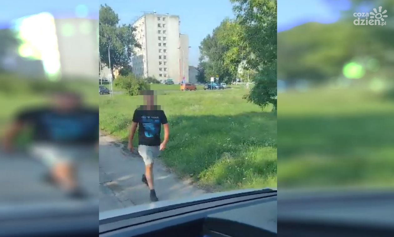 Biegał po ulicy, wybił łokciem szybe w aucie