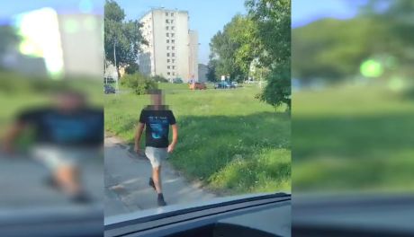 Biegał po ulicy, wybił łokciem szybe w aucie