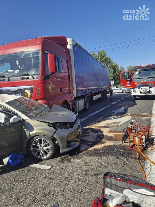 Zderzenie tira z osobówką. Dwie osoby ranne. Na miejscu LPR